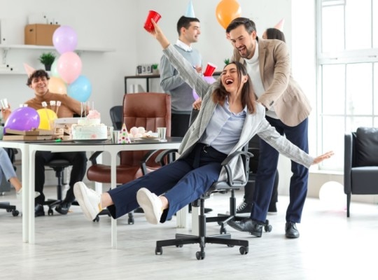 Ide Tukar Kado Seru Coklat Buat Teman Kantor